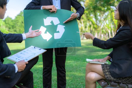 Téléchargez les photos : Groupe de gens d'affaires réunis au bureau extérieur dans la planification de la nature et de remue-méninges sur la stratégie de recyclage pour un environnement plus vert en réduisant et en réutilisant les déchets recyclables. Pneumatique - en image libre de droit