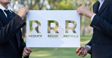 Téléchargez les photos : Groupe de gens d'affaires sont unis, tenant l'idée et le concept respectueux de l'environnement pour la campagne de sensibilisation à l'environnement embrassant le concept de recyclage des déchets pour un environnement plus vert avec un mode de vie de recyclage. - en image libre de droit