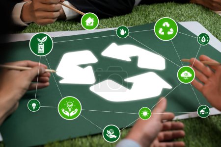 Téléchargez les photos : Réunion du projet d'investissement ESG avec des chefs d'entreprise discutant du projet de recyclage pour sauver la Terre avec une technologie de recyclage durable et l'utilisation des ressources recyclables pour réduire la pollution des déchets. Dépendance - en image libre de droit