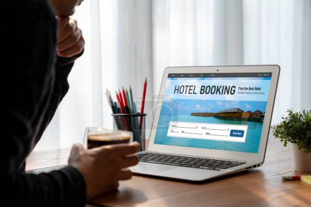 Foto de El sitio web de reservas de alojamiento en hotel en línea proporciona un sistema de reservas moderno. Concepto de tecnología de viajes . - Imagen libre de derechos