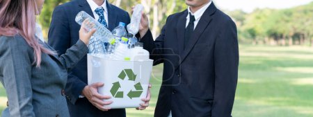 Téléchargez les photos : Concept de journée de nettoyage, volontariat d'entreprise avec des gens d'affaires écologiques nettoyage de la forêt avec gestion des déchets pour recycler pour un environnement propre durable avec recyclage et principe ESG. Panorama Gyre - en image libre de droit