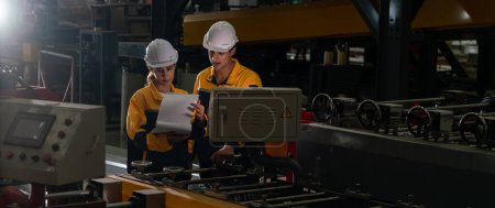 Téléchargez les photos : Inspecteur professionnel de contrôle de la qualité effectuer une inspection de sécurité sur les machines en acier et le processus de fabrication. Ingénieur ou opérateur font l'optimisation dans l'usine de l'industrie lourde. Panorama illustrant - en image libre de droit