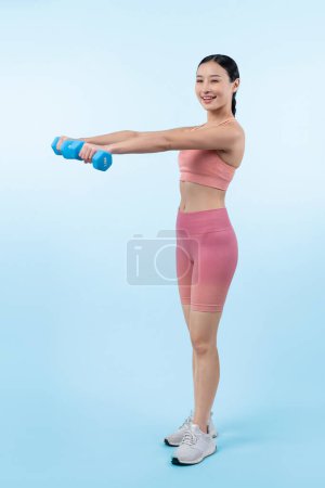 Téléchargez les photos : Femme énergique vigoureuse faisant haltère exercice de levage de poids sur fond isolé. Jeune athlète asiatique femme force et endurance séance d'entraînement comme routine d'entraînement du corps. - en image libre de droit