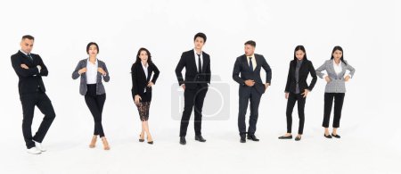 Téléchargez les photos : Portrait corporel complet de nombreux hommes d'affaires sur fond blanc portant costume d'affaires formel dans la collection studio. Jivy - en image libre de droit