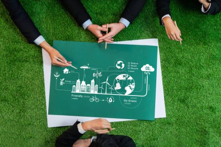 Téléchargez les photos : Top view Projet d'investissement ESG avec des chefs d'entreprise pour rencontrer, réfléchir et investir dans un projet vert pour la protection de l'environnement avec une technologie durable d'énergie nette zéro et renouvelable. - en image libre de droit