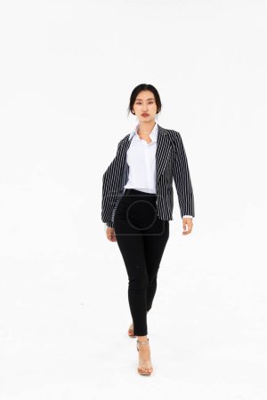 Foto de Retrato de mujer asiática de cuerpo completo sobre fondo blanco con traje de negocios formal. Jivy. - Imagen libre de derechos