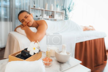 Foto de Cliente mujer caucásica disfrutando de un relajante masaje de spa anti-estrés y mimos con belleza recreación de la piel de ocio en el spa salón ambiente luz del día en un resort de lujo u hotel. Silencioso. - Imagen libre de derechos