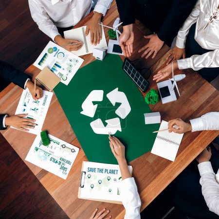 Foto de Las personas de negocios que planean y discuten sobre reciclaje reducen el símbolo de la política de reutilización en la sala de reuniones de la oficina. Empresa empresarial ecológica con concepto de regulación de la gestión de residuos respetuoso del medio ambiente.Trailblazing - Imagen libre de derechos