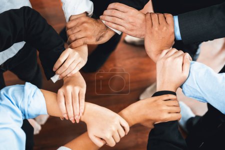 Téléchargez les photos : Des hommes d'affaires multiculturels se tiennent la main en cercle. Travail d'équipe d'unité dans le lieu de travail d'affaires de bureau. Travailleur de bureau ethnique diversifié engagé dans le team building. Méticuleux - en image libre de droit