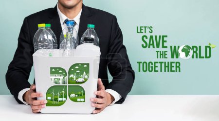 Téléchargez les photos : Entreprise respectueuse de l'environnement avec l'engagement ESG de rendre la campagne plus verte avec le recyclage des entreprises et la gestion des déchets. Un homme d'affaires détient une poubelle de recyclage pour promouvoir un environnement propre et durable. Dépendance - en image libre de droit