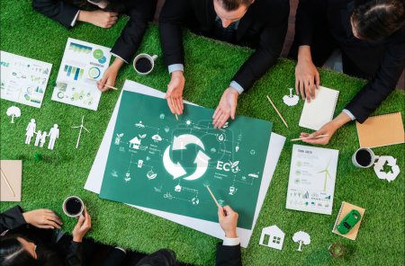 Téléchargez les photos : Réunion du projet d'investissement ESG avec des gens d'affaires discutant du projet de recyclage avec une technologie de recyclage durable et utilisant des ressources recyclables pour réduire la pollution des déchets. Dépendance - en image libre de droit