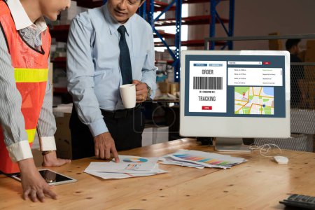 Téléchargez les photos : Système de suivi de la livraison pour le commerce électronique et les affaires en ligne modish au transport et à la livraison de marchandises en temps opportun - en image libre de droit