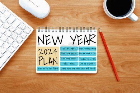Téléchargez les photos : 2024 Happy New Year Resolution Goal List and Plans Setting - Bureau d'affaires avec un cahier écrit sur la liste des objectifs et des résolutions du nouvel an. Changement et félicité concept. - en image libre de droit