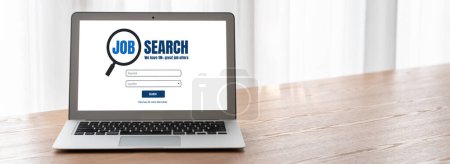 Téléchargez les photos : Recherche d'emploi en ligne sur le site modish pour les travailleurs à la recherche d'opportunités d'emploi sur le réseau Internet de recrutement - en image libre de droit