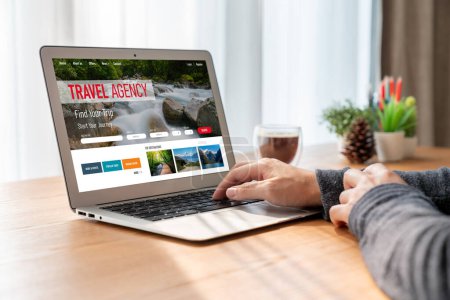 Foto de Sitio web de la agencia de viajes en línea para la búsqueda modish y ofertas de planificación de viajes oferta y paquete para el vuelo, hotel y tour de reserva - Imagen libre de derechos