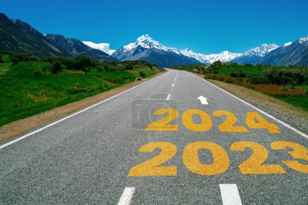 Foto de 2024 Viaje por carretera de año nuevo y concepto de visión futura. Paisaje natural con carretera que conduce a la celebración feliz año nuevo a principios de 2024 para la felicidad y el comienzo exitoso . - Imagen libre de derechos
