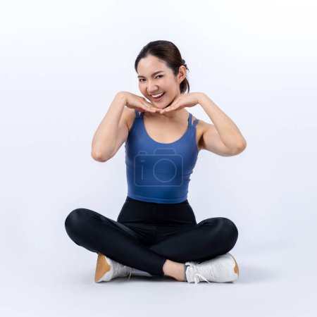 Téléchargez les photos : Corps complet asiatique femme en tenue de sport portrait, sourire et posant geste gai. Entraînement avec une fille attrayante s'engager dans sa poursuite d'un mode de vie sain. Fond isolé Vigoureux - en image libre de droit