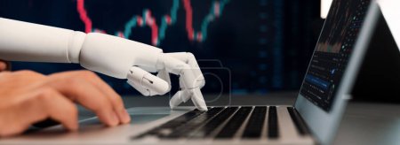 Téléchargez les photos : Concept automatisé de trading boursier. Robotique et main humaine analyse des données financières sur la bourse, l'utilisation de l'intelligence artificielle pour prédire l'évolution précise des prix en bourse. Des pionniers - en image libre de droit