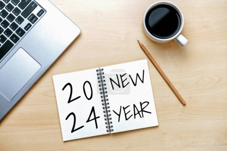 Foto de 2024 Lista de objetivos y establecimiento de planes de feliz año nuevo - Escritorio de oficina de negocios con cuaderno escrito sobre la lista de planes de metas y resoluciones de año nuevo. Cambio y concepto de bienaventuranza. - Imagen libre de derechos