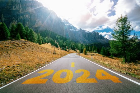 Téléchargez les photos : 2024 Voyage du Nouvel An sur la route et concept de vision d'avenir. Paysage naturel avec route d'autoroute menant à la célébration heureuse de la nouvelle année au début de 2024 pour le bonheur et le début réussi . - en image libre de droit