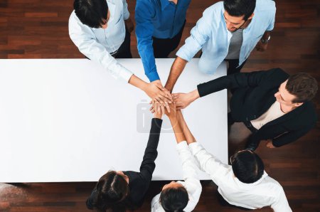 Téléchargez les photos : Panorama bannière vue du dessus groupe de divers employés de bureau joindre la main sur la table de réunion. Synergie d'affaires et travail d'équipe productif sur le lieu de travail. Collectif et unité de l'employé d'affaires. Prudent - en image libre de droit