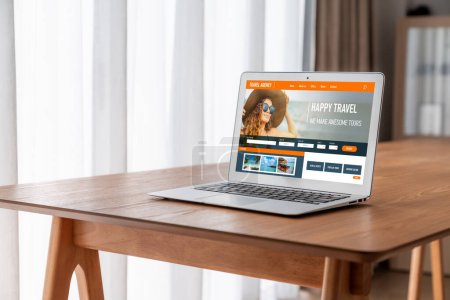Foto de Sitio web de la agencia de viajes en línea para la búsqueda modish y ofertas de planificación de viajes oferta y paquete para el vuelo, hotel y tour de reserva - Imagen libre de derechos