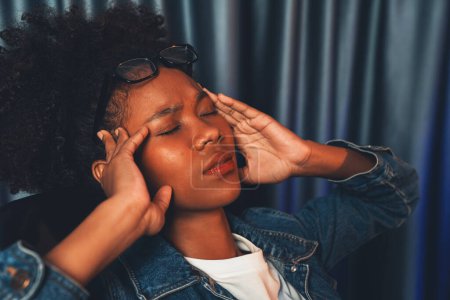 Téléchargez les photos : Portrait du créateur afro-américain qui souffre de maux de tête de migraine assis au bureau à domicile, analysant le plan pour la cible. Concept de stress, tension, sur l'expression de la pensée. Tastemaker. - en image libre de droit