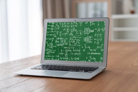 Téléchargez les photos : Équations mathématiques et formule mathématique sur écran d'ordinateur montrant le concept de la science et de l'éducation - en image libre de droit