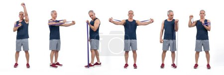Téléchargez les photos : Homme âgé sain et actif avec différentes posture de fitness professionnel ensemble de bande de résistance exercice d'entraînement sur fond isolé en pleine longueur de la prise de vue. Clout - en image libre de droit