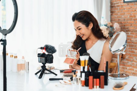 Frauen Influencer schießen Live-Streaming-Vlog Video Review Make-up äußersten sozialen Medien oder Blog. Glückliches junges Mädchen mit Kosmetikstudio-Beleuchtung für Marketing-Aufnahmen, die online ausgestrahlt werden.