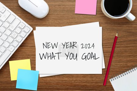 2024 Happy New Year Resolution Goal List and Plans Setting - Schreibtisch im Büro mit Notizbuch über die Auflistung der Ziele und Vorsätze für das neue Jahr. Konzept der Veränderung und Glückseligkeit.