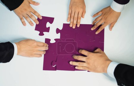 Téléchargez les photos : Panorama panoramique de la bannière de l'équipe d'affaires assemblant puzzle sur la table symbolisent le partenariat d'affaires et le travail d'équipe collectif pour le recrutement des RH et les antécédents des demandeurs d'emploi. Perspicace - en image libre de droit