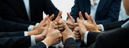 Foto de Equipo de trabajadores de oficina apilando mano juntos simbolizan el exitoso grupo de asociación empresarial y el fuerte trabajo en equipo de unidad colectiva en el lugar de trabajo comunitario en banner panorámico. Astuto. - Imagen libre de derechos