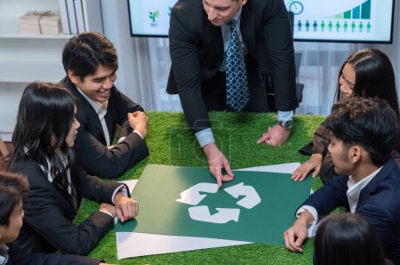 Foto de Icono de reciclaje en la mesa de reuniones en la oficina con los empresarios que planean la inversión eco-empresarial en la gestión de residuos como reciclaje reducir el concepto de reutilización para un ecosistema limpio. Pintoresco - Imagen libre de derechos