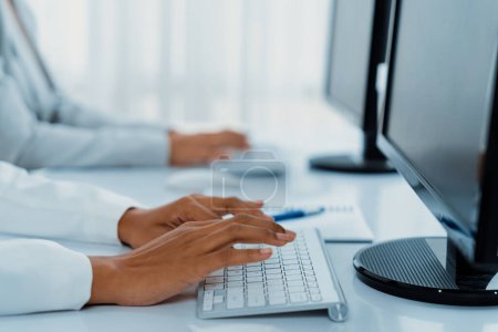 Foto de Primer plano plano de las manos de la mujer utilizando la computadora de escritorio para el trabajo de oficina crucial - Imagen libre de derechos