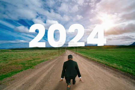 Téléchargez les photos : 2024 Nouvel An voyage et concept de vision d'avenir. Homme d'affaires voyageant sur la route de l'autoroute menant à la célébration heureuse de la nouvelle année au début de 2024 pour le bonheur et le démarrage réussi . - en image libre de droit