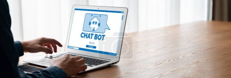 Téléchargez les photos : Application logicielle Chatbot pour les affaires en ligne modish qui répondent automatiquement aux questions des clients - en image libre de droit