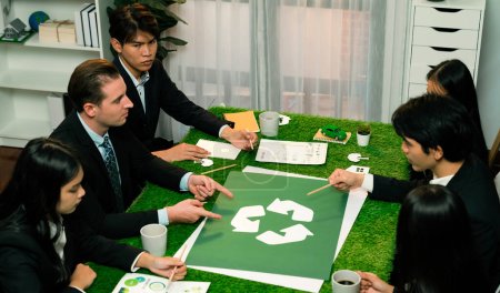 Foto de Icono de reciclaje en la mesa de reuniones en la oficina con los empresarios que planean la inversión eco-empresarial en la gestión de residuos como reciclaje reducir el concepto de reutilización para un ecosistema limpio. Pintoresco - Imagen libre de derechos