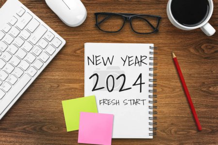 Téléchargez les photos : 2024 Happy New Year Resolution Goal List and Plans Setting - Bureau d'affaires avec un cahier écrit sur la liste des objectifs et des résolutions du nouvel an. Changement et félicité concept. - en image libre de droit