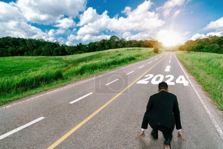 Téléchargez les photos : 2024 Nouvel An voyage et concept de vision d'avenir. Homme d'affaires voyageant sur la route de l'autoroute menant à la célébration heureuse de la nouvelle année au début de 2024 pour le bonheur et le démarrage réussi . - en image libre de droit