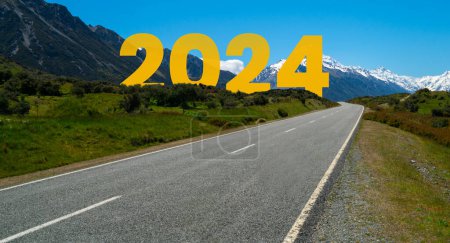 Téléchargez les photos : 2024 Voyage du Nouvel An sur la route et concept de vision d'avenir. Paysage naturel avec route d'autoroute menant à la célébration heureuse de la nouvelle année au début de 2024 pour le bonheur et le début réussi . - en image libre de droit