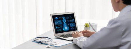 Téléchargez les photos : Médecin étudiant les maladies génétiques dans la recherche sur l'ADN avec ordinateur portable, analyser les données génétiques, formuler des stratégies de traitement médical, et élaborer un plan de soins de santé pour le patient avec une solution innovante. Néotérique - en image libre de droit