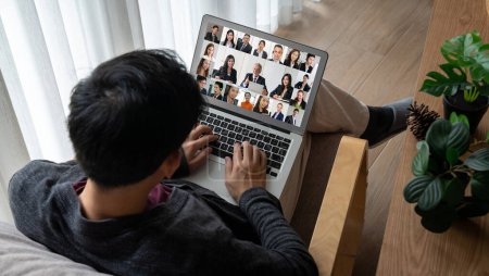 Foto de Gente de negocios en video conferencia para reunión de grupo virtual modish de los trabajadores de oficina de negocios corprate - Imagen libre de derechos
