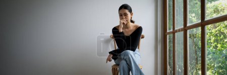Foto de Deprimido joven mujer asiática con problemas de salud mental en mente necesita un tratamiento extremo de la fatiga que piensa demasiado, pensamiento perturbador, dissocial, ansiedad y otros trastornos de salud mental . - Imagen libre de derechos