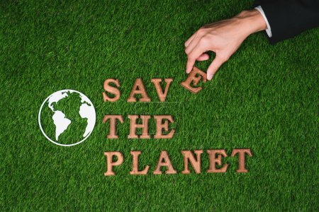 Téléchargez les photos : Campagne de sensibilisation écologique pour le concept du Jour de la Terre présentez le message organisé dans Save Earth sur fond vert biophilique. Concept de gouvernance sociale environnementale idée pour un avenir durable et plus écologique.Gyre - en image libre de droit