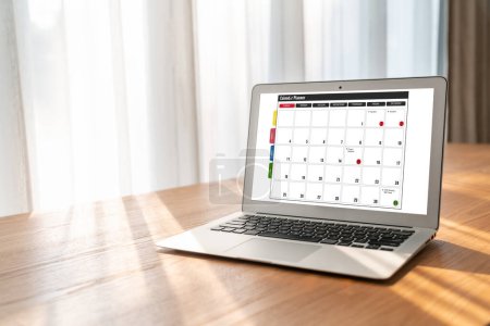 Foto de Calendario en la aplicación de software de computadora para la planificación del horario modish para organizador personal y negocio en línea - Imagen libre de derechos