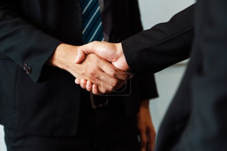 Téléchargez les photos : Concept d'accord entre hommes d'affaires. Un homme d'affaires serre la main d'un autre homme d'affaires dans la salle de réunion du bureau. uds - en image libre de droit