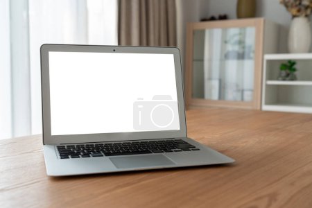 Téléchargez les photos : Écran blanc vide sur ordinateur modish pour votre maquette de conception sur l'écran de l'écran - en image libre de droit