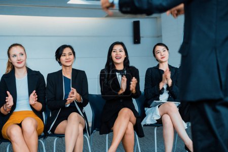 Téléchargez les photos : Jeunes professionnels asiatiques et caucasiens applaudissant dans la présentation de réunion de groupe du partenariat au bureau. Les hommes d'affaires et les femmes d'affaires célèbrent une grande réussite. uds - en image libre de droit