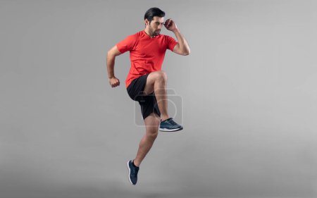 Foto de Gaiety cuerpo entero tiro atlético y deportivo joven fitness corriendo postura ejercicio cardiovascular sobre fondo aislado. Vida sana activa y cuidado corporal. - Imagen libre de derechos